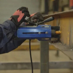 HOLEMAKER HMPRO35 MAGNETIC BASE DRILL, 240V, CAP: 35MM DIA X 52MM -Tool Works Store eyJidWNrZXQiOiJ3ZWItbmluamEtaW1hZ2VzIiwia2V5IjoiaW5kdXN0cmlhbHRvb2xzXC9pbWFnZXNcL3Byb2RpbWdcLzE4N183LmpwZyIsImVkaXRzIjp7InJlc2l6ZSI6eyJ3aWR0aCI6NDgwLCJoZWlnaHQiOjQ4MCwiZml0IjoiaW5z