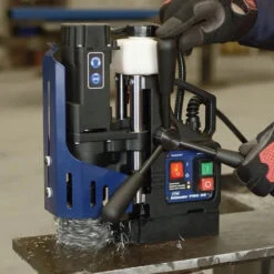 HOLEMAKER HMPRO35 MAGNETIC BASE DRILL, 240V, CAP: 35MM DIA X 52MM -Tool Works Store eyJidWNrZXQiOiJ3ZWItbmluamEtaW1hZ2VzIiwia2V5IjoiaW5kdXN0cmlhbHRvb2xzXC9pbWFnZXNcL3Byb2RpbWdcLzE4N18zLmpwZyIsImVkaXRzIjp7InJlc2l6ZSI6eyJ3aWR0aCI6NDgwLCJoZWlnaHQiOjQ4MCwiZml0IjoiaW5z